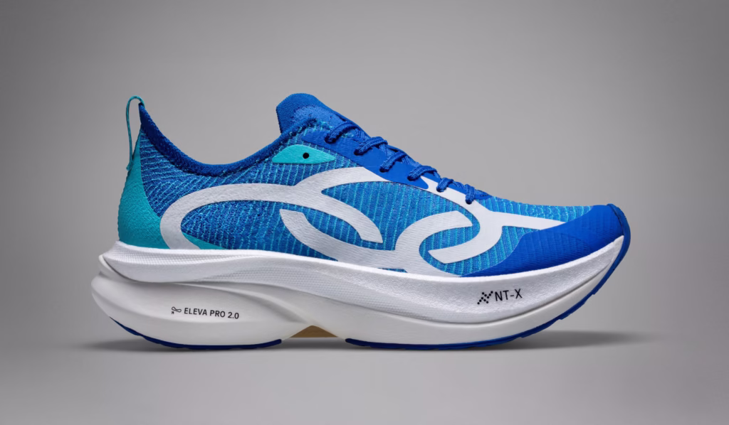 A stylish, sleek sneaker sits atop a smooth, reflective surface, its distinct design and bold colors commanding attention. The shoe's features, such as its cushioned sole, mesh upper, and flexible tread, are sharply detailed, conveying a sense of high-performance and advanced technology. The scene is bathed in warm, diffused lighting, creating a sense of sophistication and refinement. The background fades into a subtly gradient backdrop, allowing the shoe to be the focal point, highlighting its elegant and modern aesthetic. This image captures the essence of the Tênis Corre 4, showcasing its blend of style and functionality, making it the perfect choice for the discerning runner. Tênis Corre 4