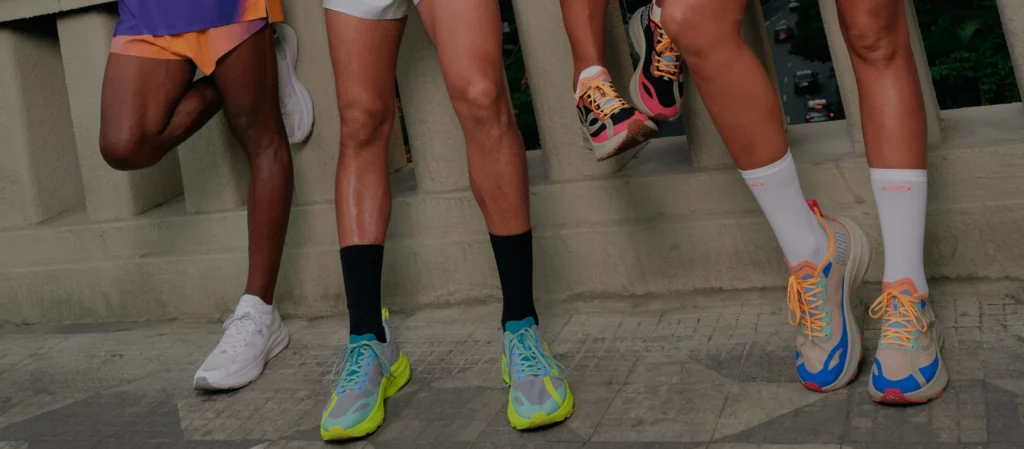 A well-designed and comfortable running shoe, the Tênis Corre 4 is showcased in a dynamic, action-oriented scene. In the foreground, the shoe is prominently displayed, its sleek design and vibrant colors capturing the viewer's attention. The middle ground features a runner in mid-stride, their feet clad in the Tênis Corre 4, conveying the shoe's performance capabilities. The background depicts a scenic urban landscape, with skyscrapers and city streets providing a sense of place and movement. The lighting is crisp and natural, casting long shadows and highlighting the shoe's contours. The overall composition and mood evoke a sense of energy, efficiency, and the advantages of the Tênis Corre 4 for the discerning runner. Tênis Corre 4 pessoas usando